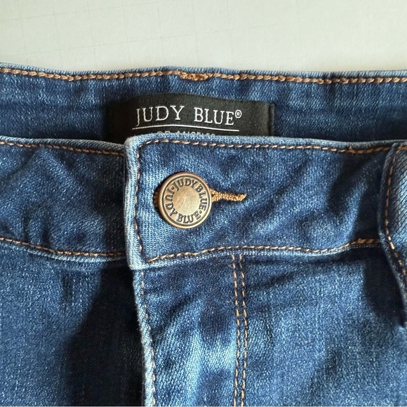 Judy Blue Mid Rise Cuffed Hem Med Wash Denim Shorts Large - Picture 2 of 7
